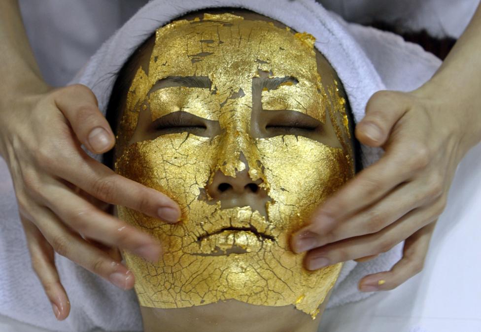 Oι πιο «ακραίες θεραπείες» ομορφιάς – Από μάσκες χρυσού 24 καρατίων έως φίδια και σοκολάτες (φωτό)